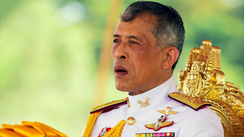 El rey de Tailandia despide a seis funcionarios por "actos malvados" días después de destituir a su consorte real
