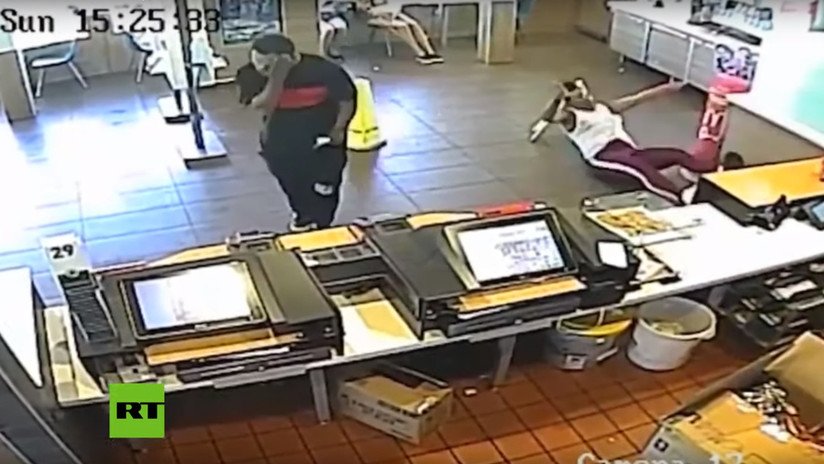 VIDEO: Una gerente de McDonald's le fractura la cara a una clienta arrojándole una licuadora durante una discusión