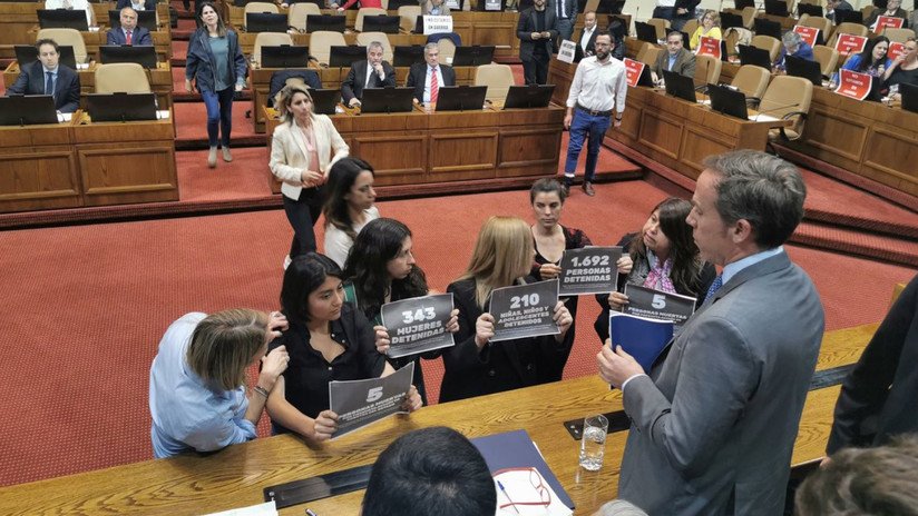 VIDEOS: Momento en que tres legisladoras chilenas rompen carteles con cifras de muertos y heridos