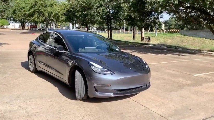 VIDEO: Raya con una llave un Tesla y lo pillan tras ser grabado por el propio vehículo