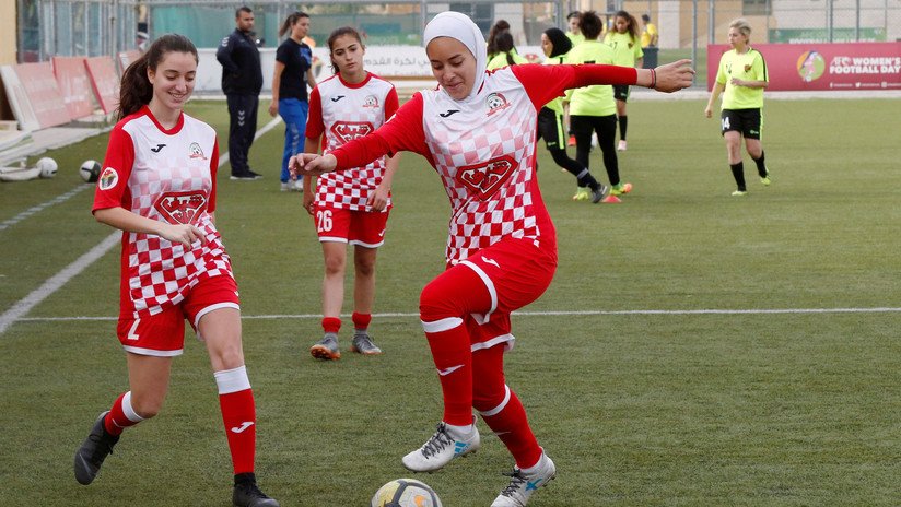 VIDEO: Varias futbolistas forman un cerco alrededor de una rival para que se coloque bien el hiyab sin ser vista