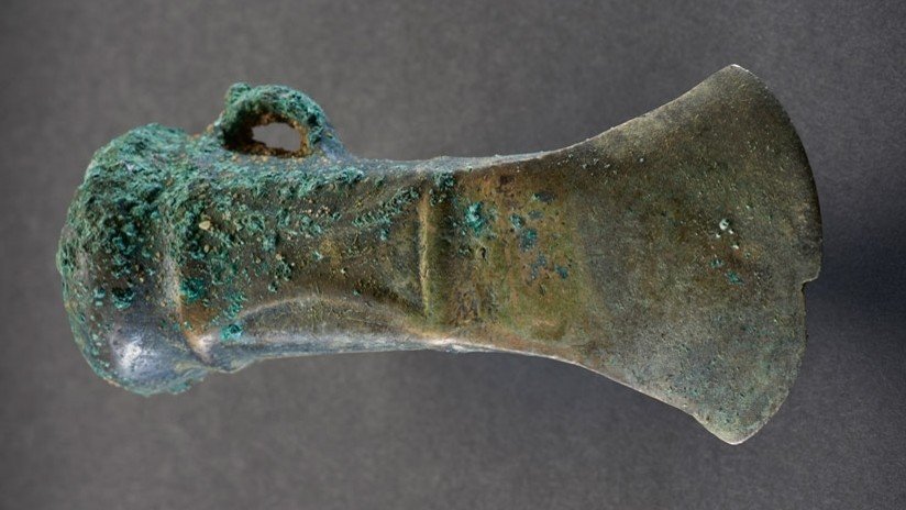 FOTOS: Hallan en Londres un "extraordinario" tesoro con cientos de fragmentos de armas de hace casi 3.000 años