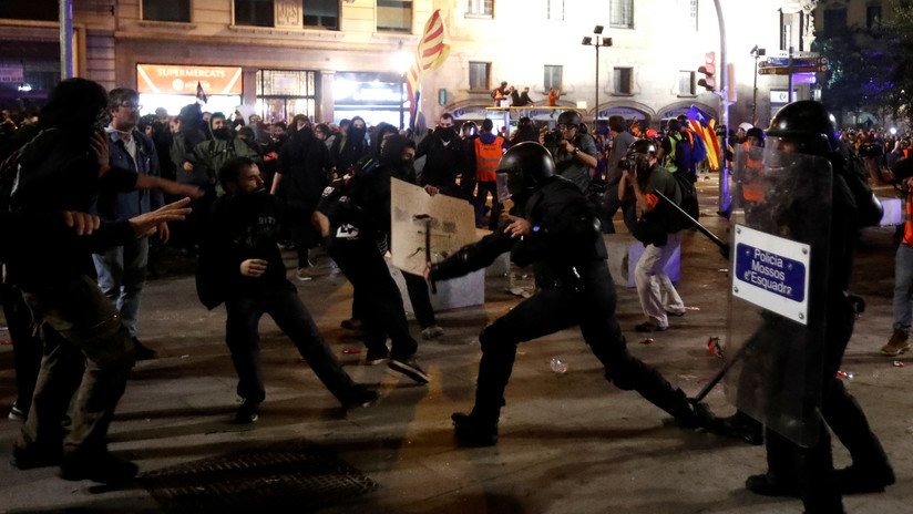 VIDEO: Los Mossos cargan contra los manifestantes frente a la Jefatura Superior de la Policía en Barcelona