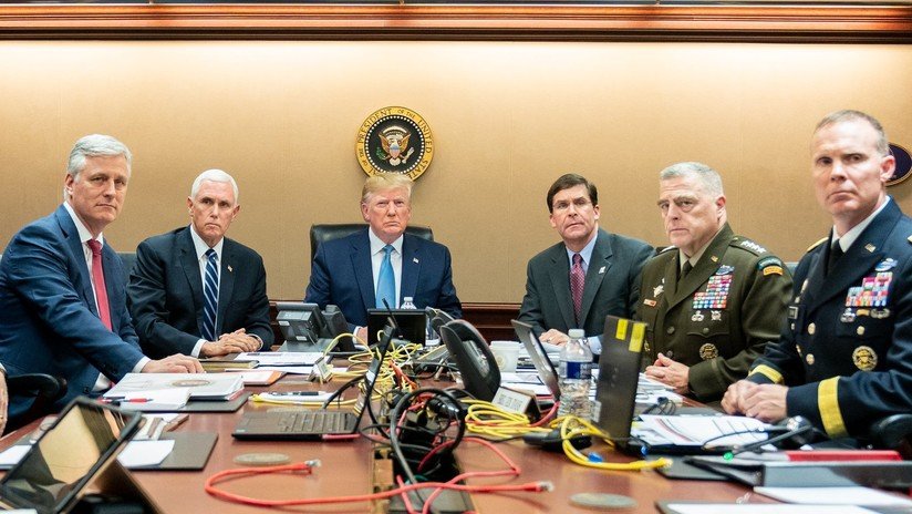 Publican una foto con Trump del salón de estrategia durante la operación contra Al Baghdadi y de inmediato la ridiculizan en Twitter