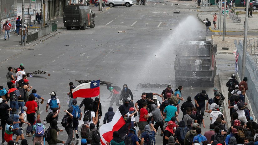 VIDEO, FOTOS: Manifestantes se enfrentan a los carabineros en una nueva jornada de protestas en Chile