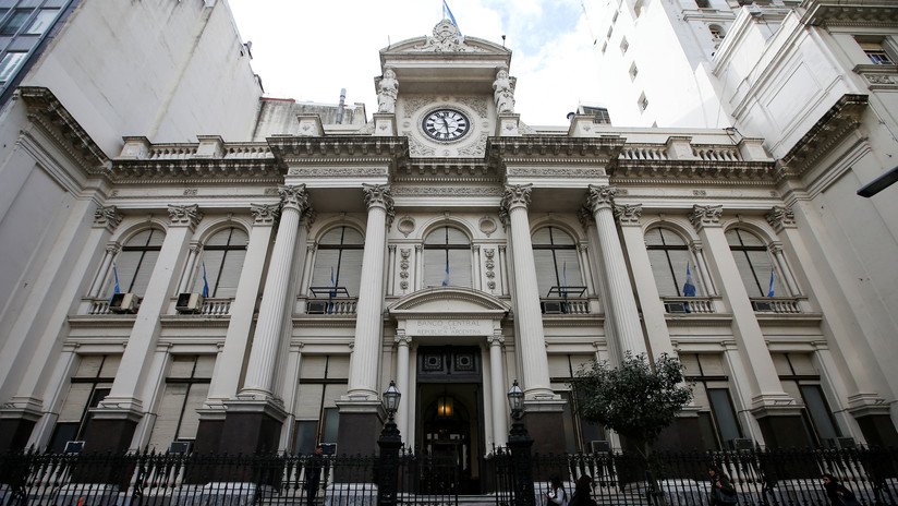 Banco Central de Argentina limita a 200 dólares al mes la compra de divisas