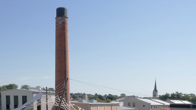 Un hombre queda colgado de la chimenea de una fábrica, a más de 82 metros de altura (FOTOS, VIDEO)