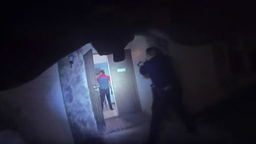 EE.UU.: Un policía mata a un joven que ya había arrojado su arma y caminaba con las manos en alto (VIDEO)