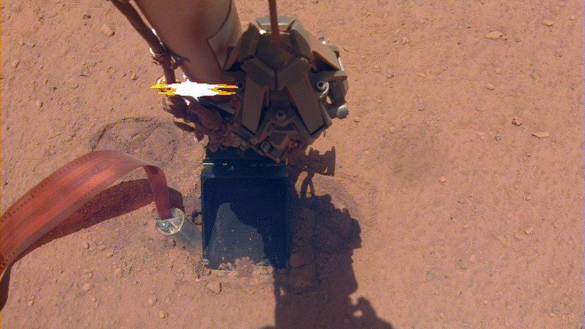 El 'topo' de la sonda InSight de la NASA se sale de su agujero mientras excava el suelo de Marte