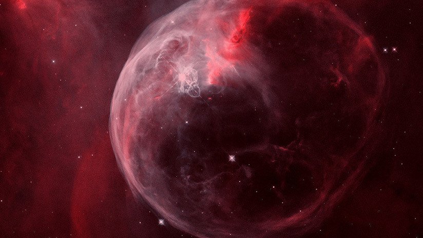 Un astrónomo aficionado capta en una foto una 'burbuja' roja en el espacio desde su jardín