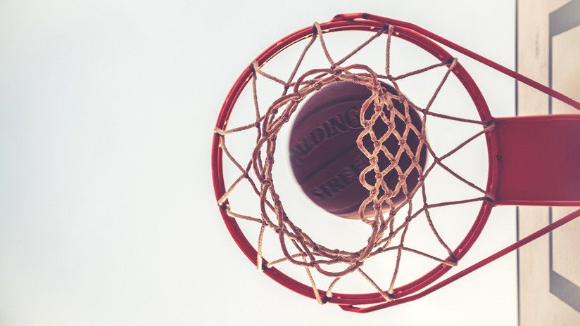 VIDEO: Logra anotar en el aro de baloncesto sin siquiera tocar la pelota con un simple truco que se vuelve viral