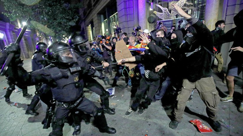 VIDEO: Unos policías cargan contra los clientes de una terraza durante las protestas en Barcelona