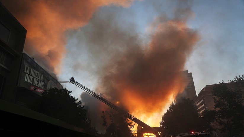 VIDEOS: Se registran incendios en varios locales comerciales en el centro de Santiago de Chile