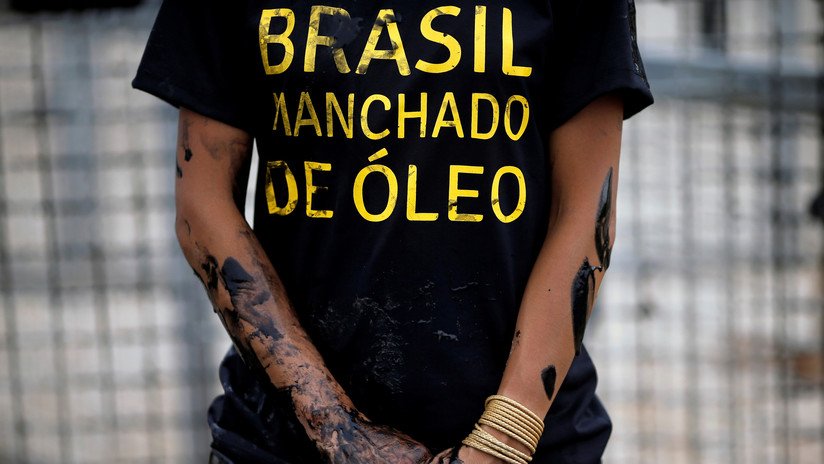La foto de un niño cubierto de petróleo en las playas de Brasil recorre el mundo: ¿de quién se trata?