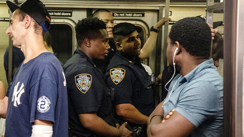 VIDEO: Policías derriban y arrestan a un afroamericano en el metro de Nueva York por no pagar el boleto