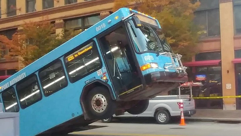 FOTOS: Un agujero se abre en media vía y se traga un autobús en EE.UU.