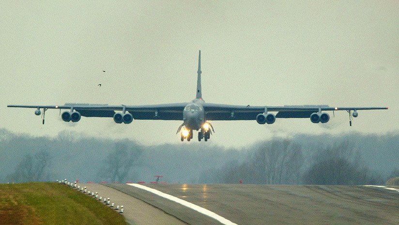 FOTO: Un fragmento de un bombardero B-52 de EE.UU. cae en el patio de una casa en Reino Unido