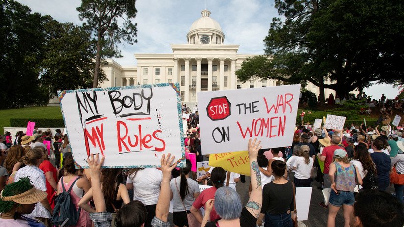Juez federal bloquea temporalmente la ley que prohíbe el aborto en Alabama incluso en casos de violación o incesto