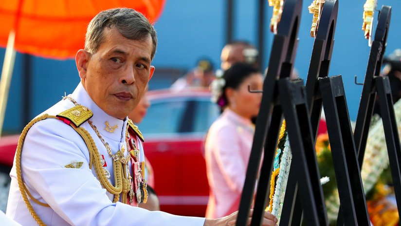 El rey de Tailandia despide a cuatro guardias reales por 'adulterio' e incumplimiento de los estándares