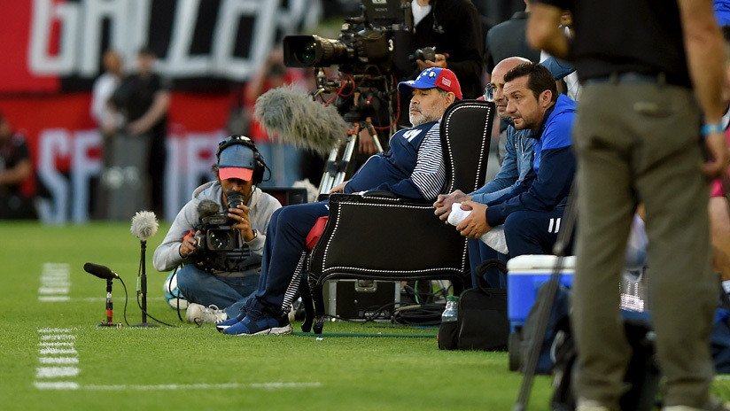 Maradona dirige a su equipo sentado en un 'trono' y la Red se llena de memes (VIDEO, FOTOS)