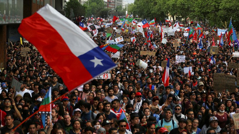 VIDEO: Continúan las protestas en Chile a pesar de las concesiones de Piñera