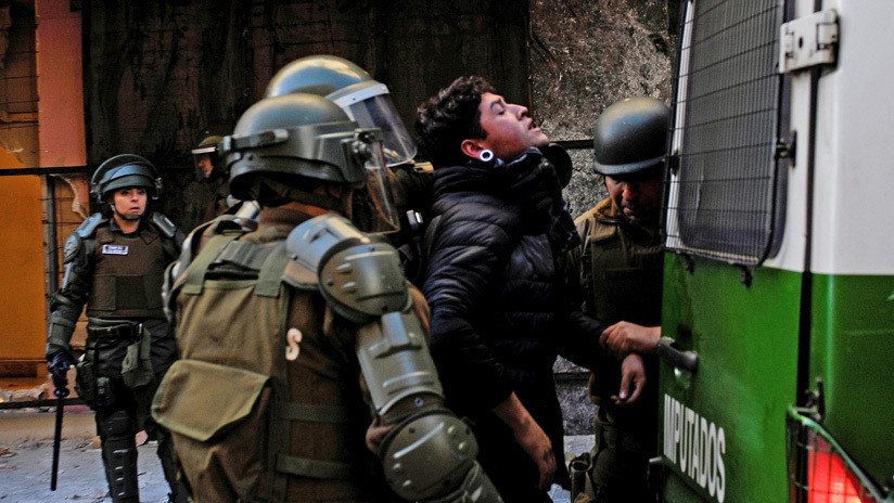 Parlamentarios chilenos critican el uso de la fuerza de los Carabineros durante las protestas