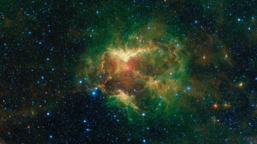 Una nube de polvo espacial con forma de "calabaza" incandescente es captada por la NASA (GIF)