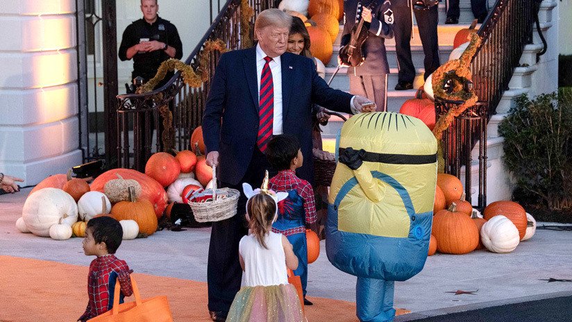 "El mejor momento de su presidencia": Trump se hace un lío al dar golosinas a un niño en Halloween (VIDEO)