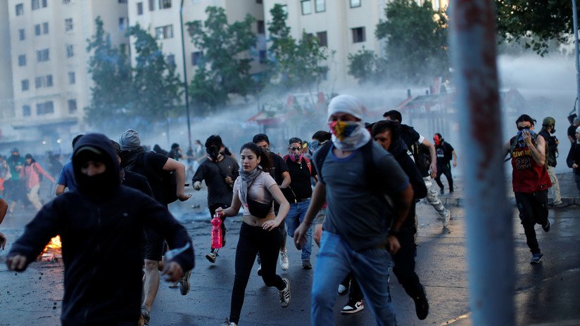 VIDEO: La policía de Chile usa cañones de agua para dispersar a los manifestantes en una nueva jornada de protestas