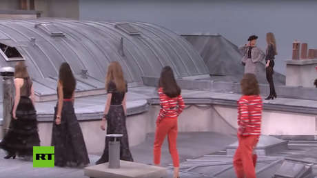 VIDEO: La modelo Gigi Hadid intercepta a una intrusa y la echa de la pasarela en un desfile de Chanel en París