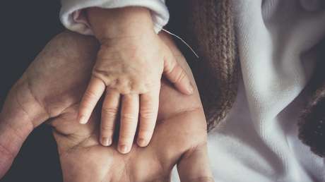 Alza a una bebé de seis meses para jugar, la golpea con un ventilador de techo y la niña muere