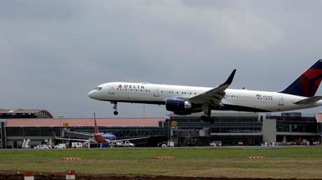 Una mujer logra abordar un avión sin identificación ni boleto de embarque
