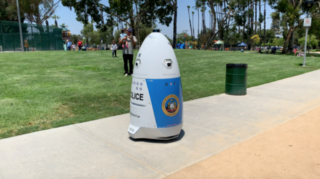 Mujer pide auxilio a un robot policía y este le responde diciéndole que "se aparte del camino"