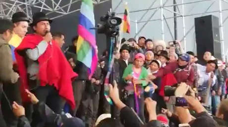 VIDEO: Momento en que los indígenas hacen levantar la bandera de Ecuador y la plurinacional a los policías retenidos