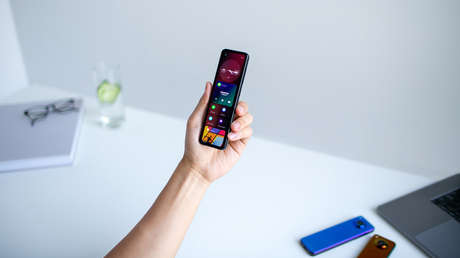 FOTOS, VIDEO: El cocreador de Android presenta un inusual 'smartphone' alargado que cambia de color