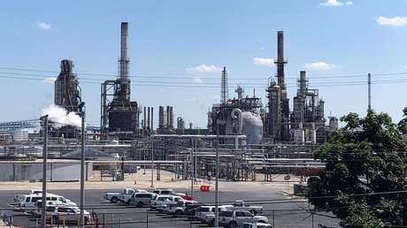 Declaran una "emergencia de materiales peligrosos" tras explosiones en una refinería de EE.UU. (VIDEOS, FOTOS)