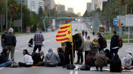 Grupo de neonazis da una brutal paliza a un joven antifascista durante las protestas en Barcelona (VIDEO)
