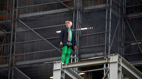 VIDEO: Manifestante disfrazado como Boris Johnson escala un andamio junto al Big Ben