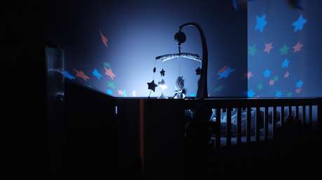 FOTO: Una mujer se lleva un susto al ver un 'fantasma' en la cuna de su hijo, pero todo era culpa del marido
