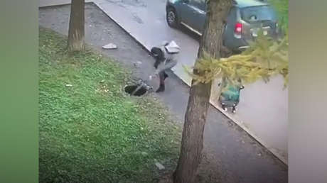 VIDEO: Un niño cae por una alcantarilla pero su madre logra salvarla de inmediato