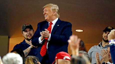 "¡Enciérrenlo, enciérrenlo!": Abuchean a Trump en un estadio (VIDEOS)