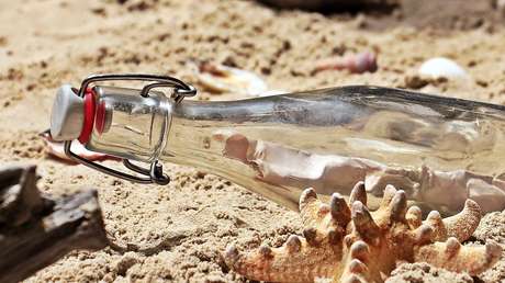 Una estadounidense lanza un mensaje al mar en una botella y recibe una respuesta desde Canadá