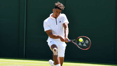 VIDEO: Descalifican a un tenista por lanzar la raqueta y golpear a un juez de línea