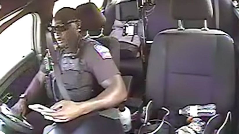 VIDEO: Un policía protagoniza un violento choque mientras revisaba su celular