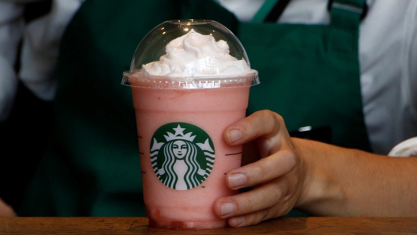 Demandan a Starbucks por discriminación racial y despedir a una gerente por ser blanca