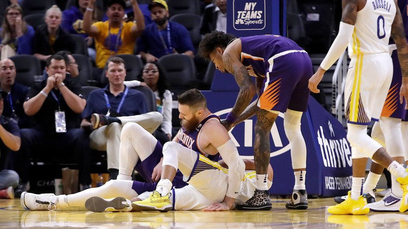 VIDEO: Una estrella de la NBA se fractura la mano cuando un rival de 118 kilos le cae encima
