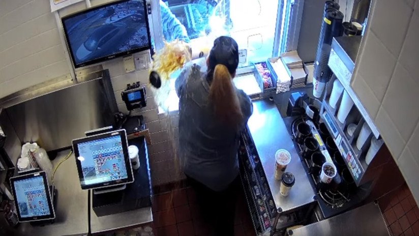 VIDEO: Un cliente de McDonald's arroja café caliente y provoca quemaduras de primer grado a una trabajadora