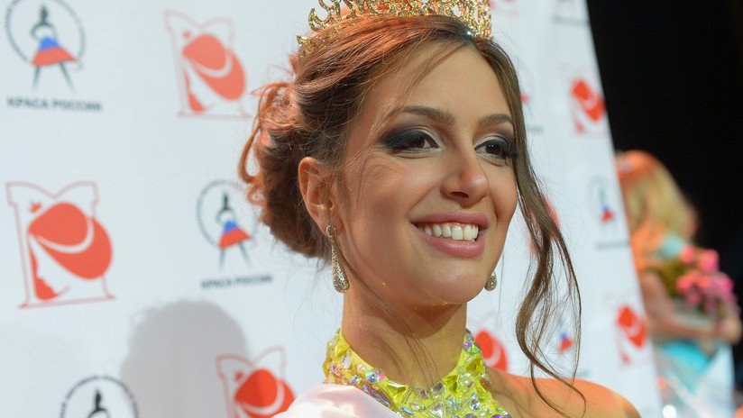 Miss Moscú muestra por primera vez el bebé que tuvo con el entonces rey de Malasia
