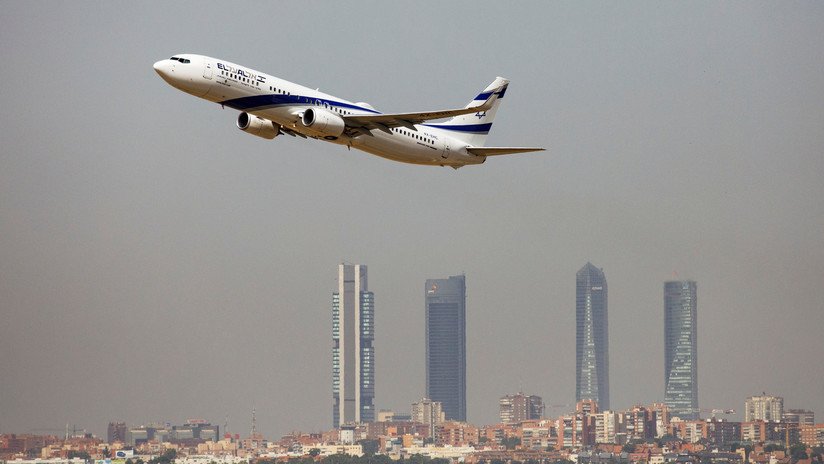 Un veterano Boeing se despide de su aerolínea israelí trazando un inesperado 'dibujo' en el aire (FOTOS)