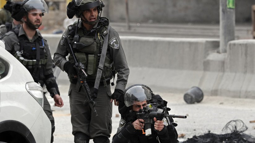 VIDEO: Filtran las imágenes de una agente israelí disparando por la espalda a un palestino desarmado
